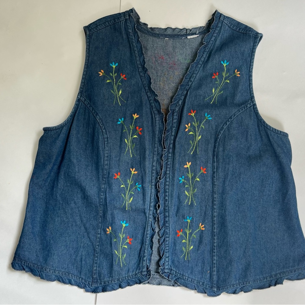 ooak vest with floral embroidery - Picture 8 of 8